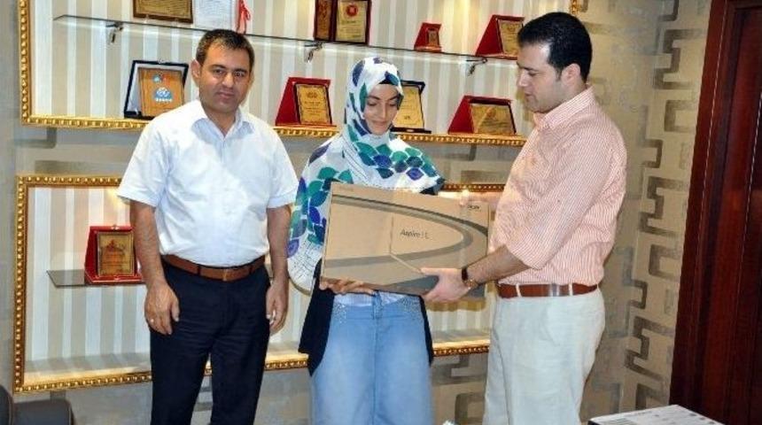 Kaymakam Fırat Lys&rsquo;de Başarılı &Ouml;ğrencileri &Ouml;d&uuml;llendirdi.