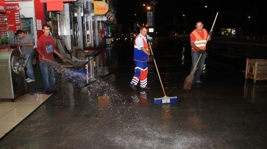 Belediye Temizlik Ekipleri Gece G&uuml;nd&uuml;z &Ccedil;alışıyor