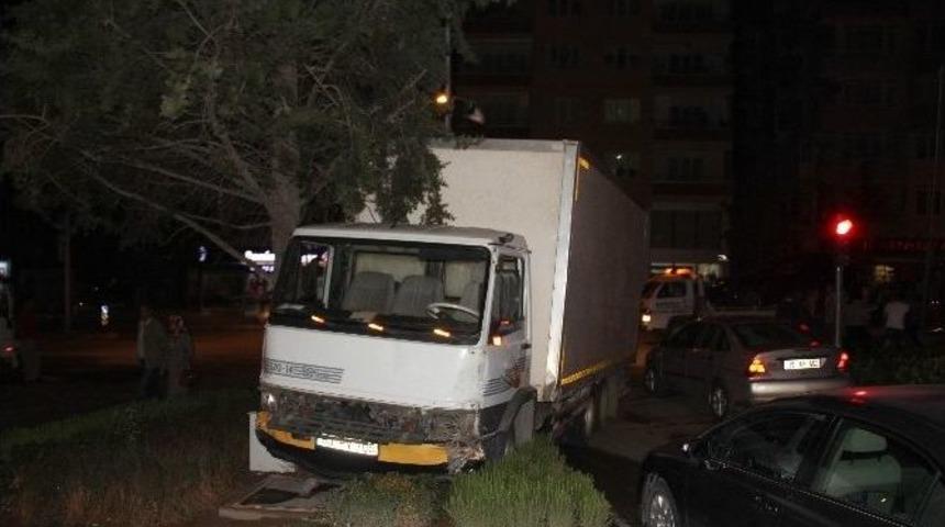 Freni Boşalan Kamyonet Kırmızı Işıkta Bekleyen Ara&ccedil;lara &Ccedil;arptı