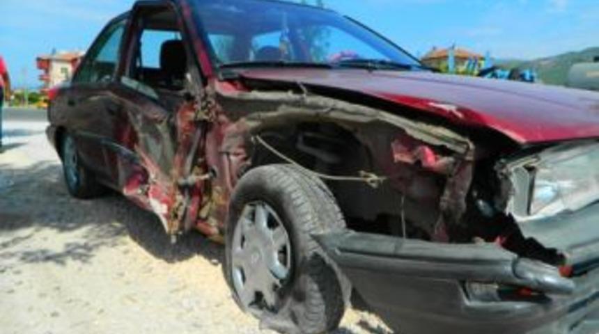 Osmancık'ta İş Makinesinin Kep&ccedil;esi Otomobile &Ccedil;arptı 2 Yaralı