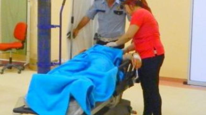 Yoldan &Ccedil;ıkarak Elektrik Direğine &Ccedil;arptı: 4 Yaralı