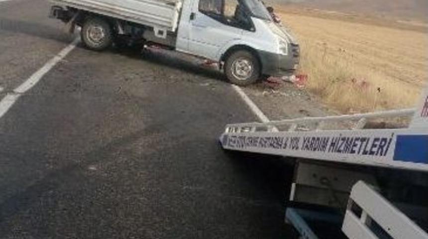 Motosiklet Kamyonetle &Ccedil;arpıştı: 1 Yaralı