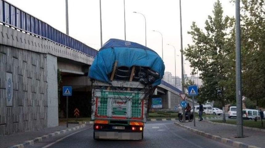Aşırı Y&uuml;kl&uuml; Kamyon Y&uuml;rekleri Ağza Getirdi