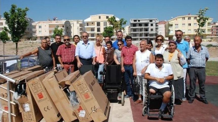 Sandalyeler İhtiya&ccedil; Sahiplerine Ulaştı