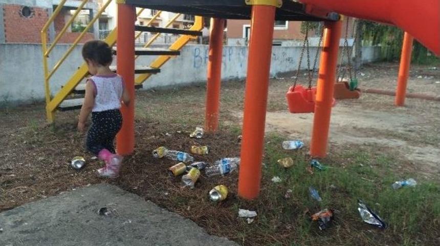 &Ccedil;ocuklar &Ccedil;&ouml;plerin İ&ccedil;erisinde Oynuyor