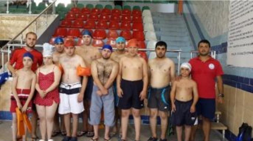 Engelliler Y&uuml;zme &Ouml;ğreniyor