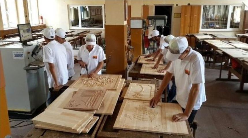 Vali G&uuml;naydın&rsquo;dan 20 &Ouml;ğrenciye Burs