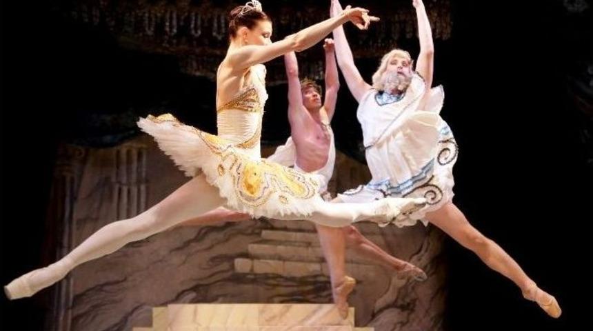 Bodrum Bale Festivali'nde "kamelyalı Kadın" B&uuml;y&uuml;ledi