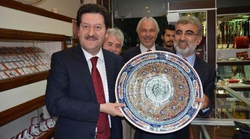 Bakan Taner Yıldız'a &Ccedil;ini Tabak