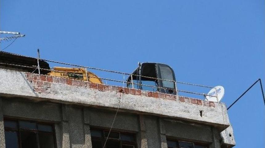 Patlamada Hasar G&ouml;ren Bina Yıkılıyor