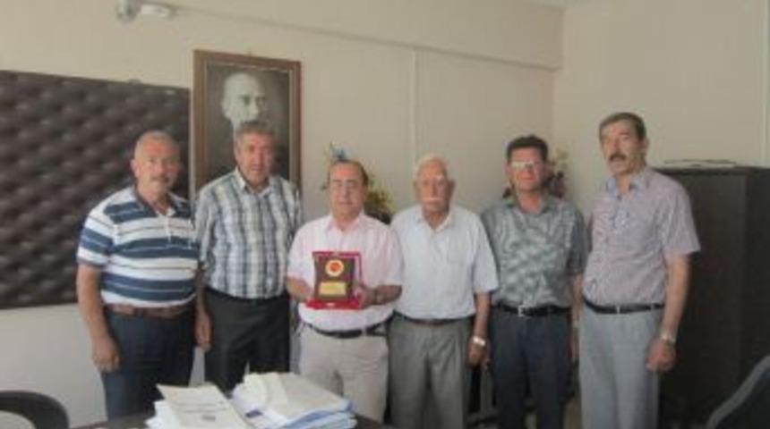 Yerel Y&ouml;netimler Derneği&rsquo;nden N&uuml;fus M&uuml;d&uuml;r&uuml; Mehmet Bars&rsquo;a Plaket