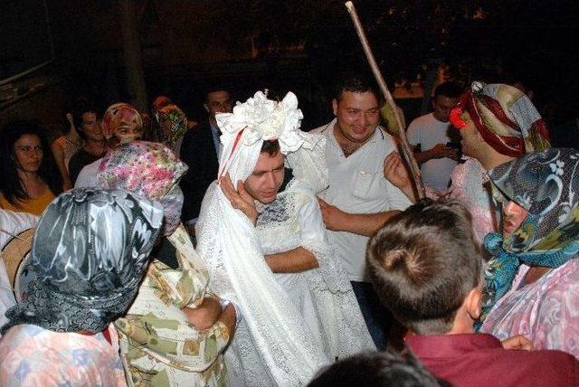 Bu Adetler, G&ouml;renleri G&uuml;ld&uuml;r&uuml;yor 1