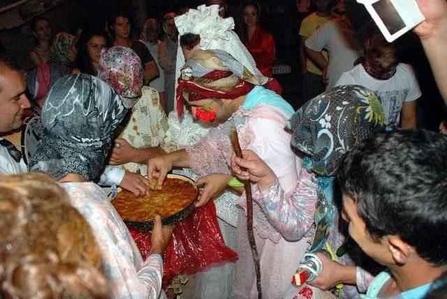 Bu Adetler, G&ouml;renleri G&uuml;ld&uuml;r&uuml;yor 2