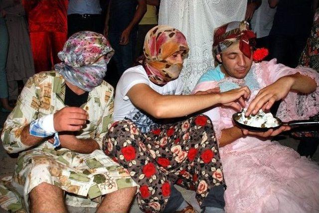 Bu Adetler, G&ouml;renleri G&uuml;ld&uuml;r&uuml;yor 3