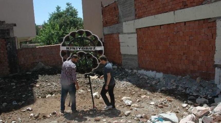 K&ouml;pek &Ouml;ld&uuml;ren Kişiye Siyah &Ccedil;elenkli Protesto