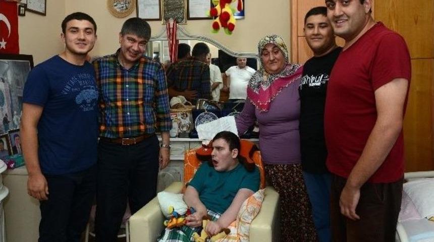 Başkan T&uuml;rel G&uuml;ls&uuml;m Anneyi Sevindirdi