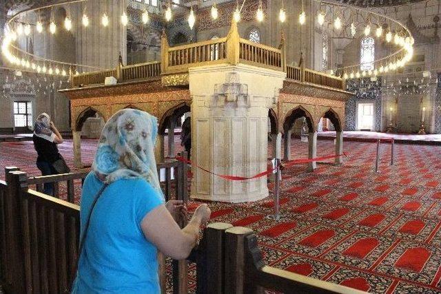 Selimiye Camii’nde Ziyarete Ayrılan Alana Vatandaştan Tepki