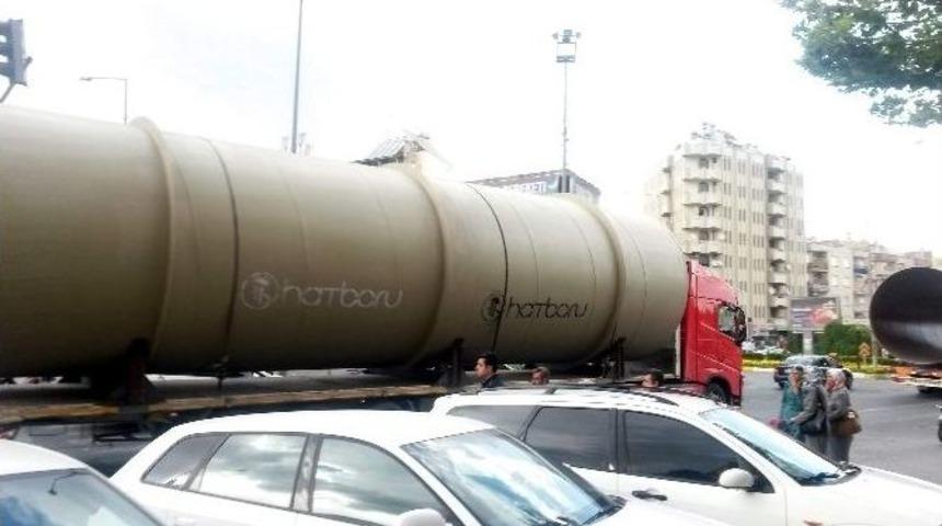 Şehir Merkezinden Dev Borular Ge&ccedil;ti