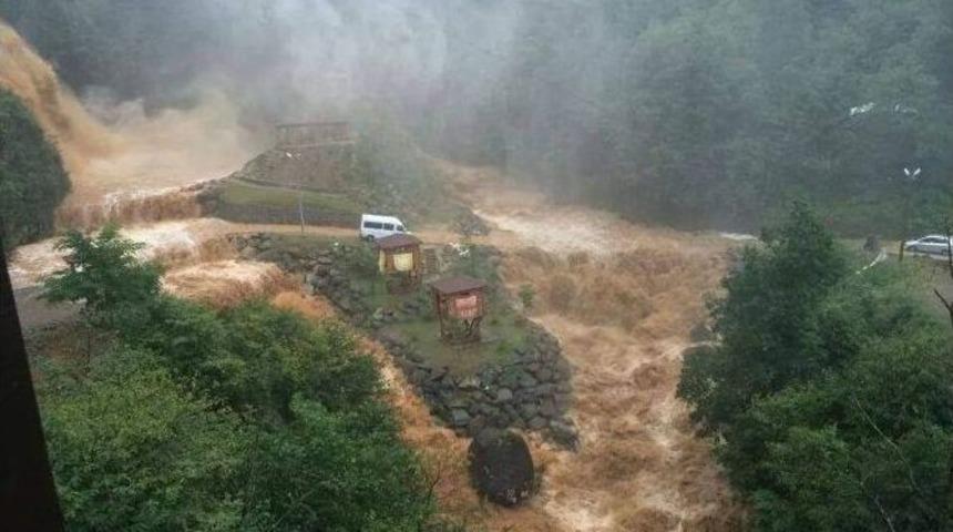 Rize'de Aşırı Yağışlar İlgin&ccedil; G&ouml;r&uuml;nt&uuml;lere Sahne Oldu