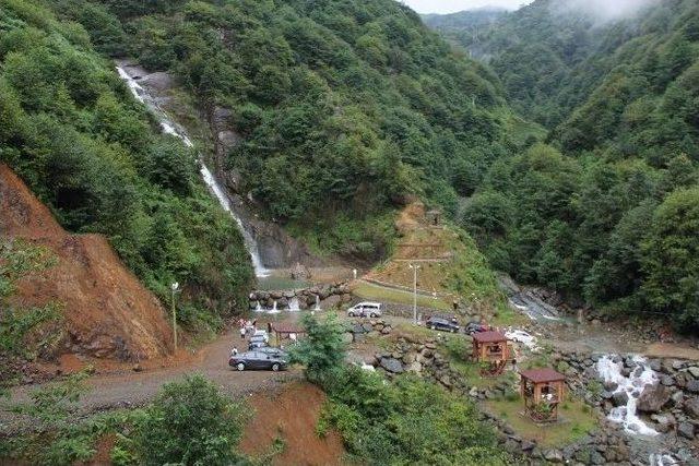 Rize'de Aşırı Yağışlar İlginç Görüntülere Sahne Oldu