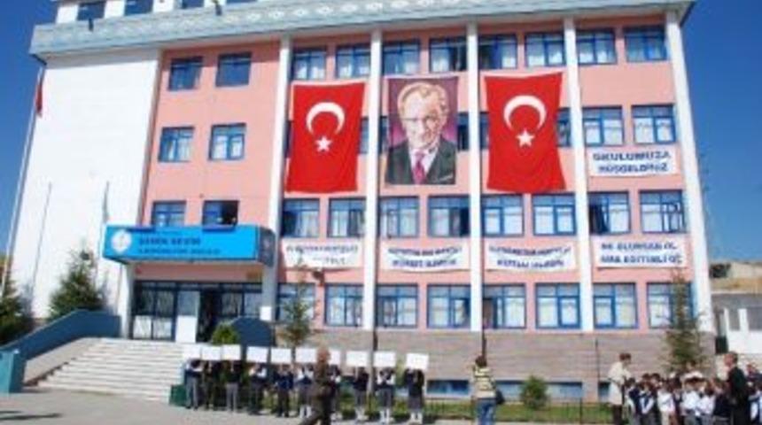 Siyasiler G&ouml;lbaşı&rsquo;nda Oy Kullanacak