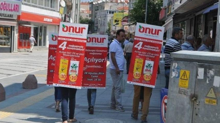 Y&uuml;r&uuml;yen Bilboardlar G&ouml;renleri Şaşkına &Ccedil;evirdi