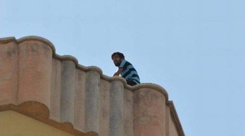 Gaziantep&rsquo;te Apartmanın &Ccedil;atısına &Ccedil;ıkan Şahıs İntihara Kalkıştı