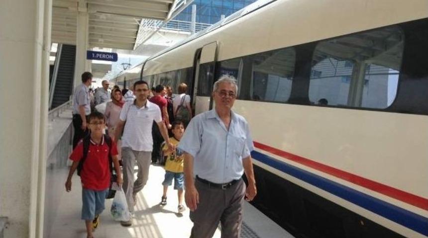 Boz&uuml;y&uuml;k Hızlı Tren Hizmetinden Memnun