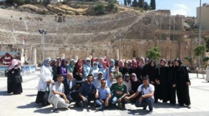 Sa&uuml; İlahiyat &Ouml;ğrencileri &Uuml;rd&uuml;n&rsquo;de