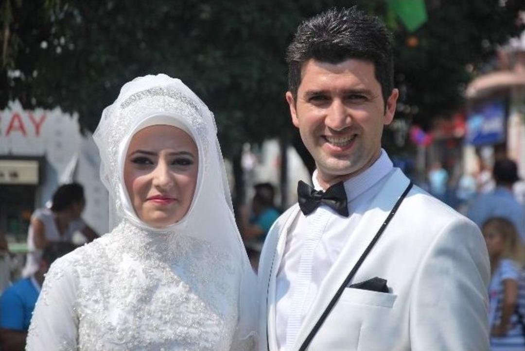 D&uuml;ğ&uuml;n&uuml; Bırakıp Mitinge Geldiler