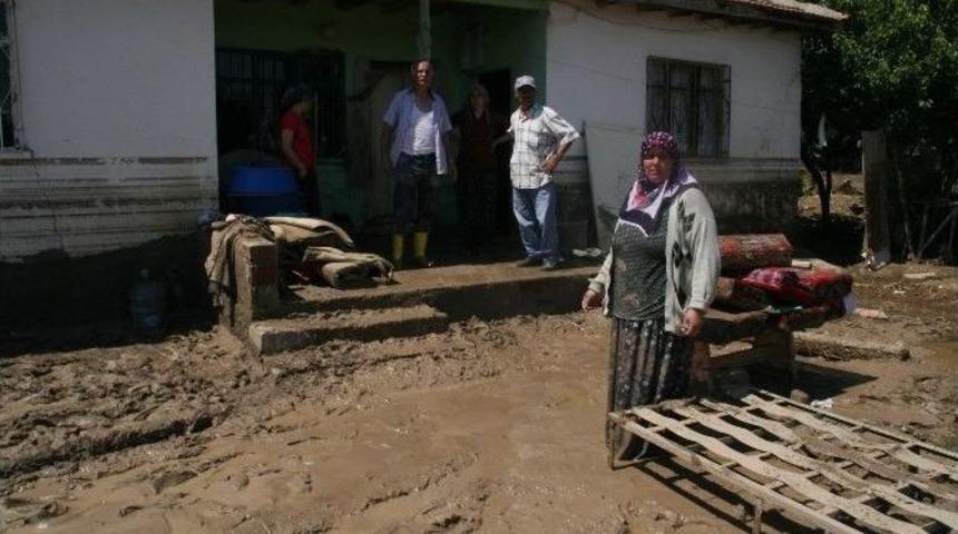 Yozgat&rsquo;ta Evleri Su Altında Kalan Vatandaşlar Devletten Yardım Bekliyor