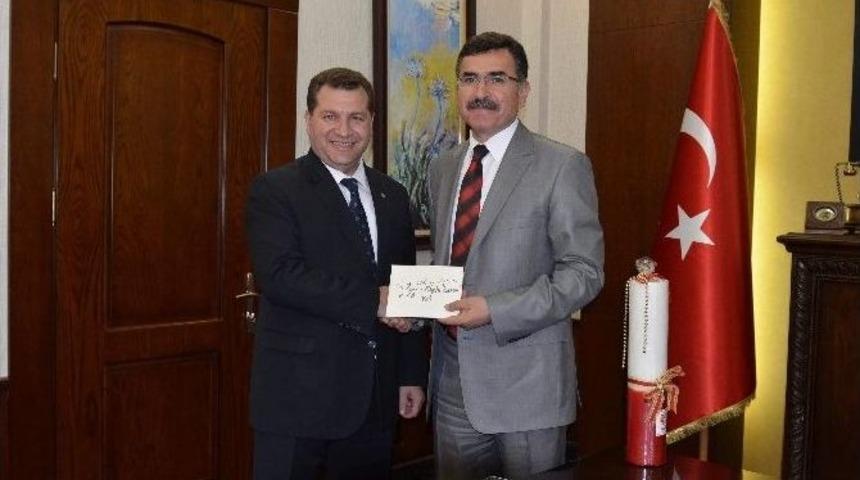 Kırmızı Dipli Mum İle G&uuml;reş Daveti