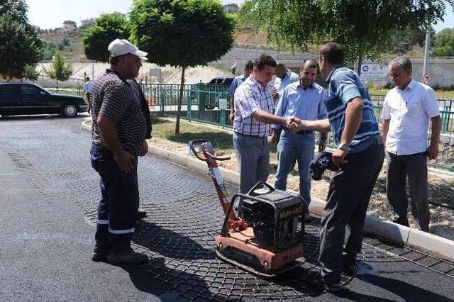 Başkan Bakıcı Kanal Boyunda Asfaltlama Çalışmalarına Katıldı