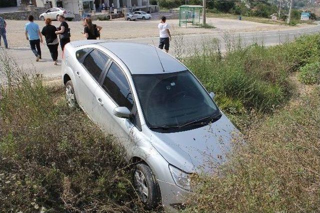 Otomobil Boş Araziye Uçtu