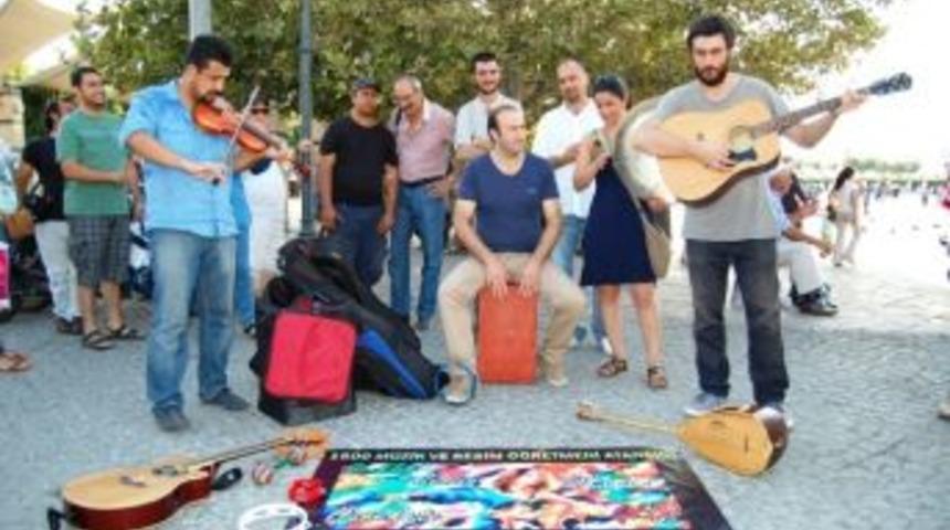 Sanat Eğitimcilerinden Enstr&uuml;manlı, Tuvalli Eylem