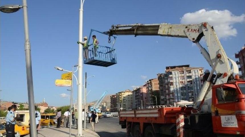 Saman Y&uuml;kl&uuml; Kamyon Tramb&uuml;s Direği Katenerlerine Zarar Verdi