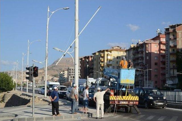 Saman Yüklü Kamyon Trambüs Direği Katenerlerine Zarar Verdi