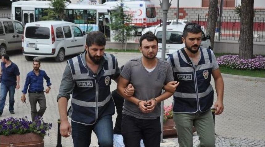 Arkadaşının Boğazını Kesip Arabasını Kundakladı