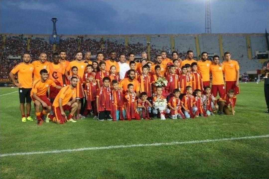 Galatasaraylı Futbolcular, Somalı &Ccedil;ocuklara Atkı Hediye Etti