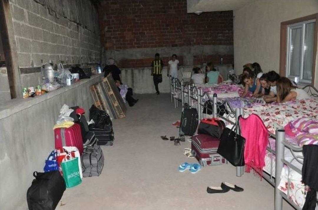 Pansiyonlara Kilit Vuruldu, &Ouml;ğrenci Ve İş&ccedil;iler Dışarıda Kaldı