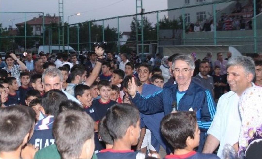 12 Yaş Altı &Ccedil;ocukların Başkan Sevinci