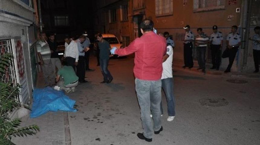 Evinin &Ouml;n&uuml;nde Hayatını Kaybetti