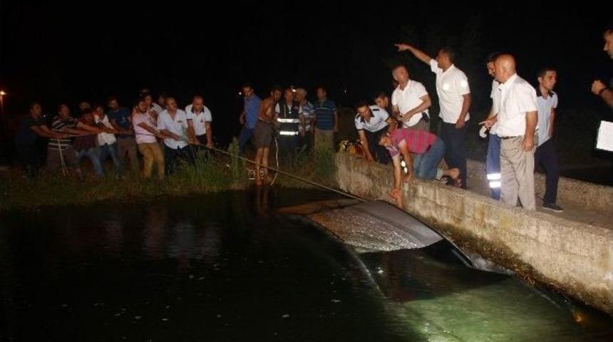 Otomobil Sulama Kanalına Uçtu
