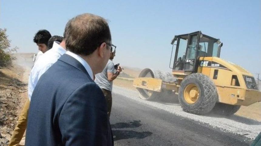 Vali Tutulmaz, K&ouml;y Yolları Asfaltlama &Ccedil;alışmalarını İnceledi