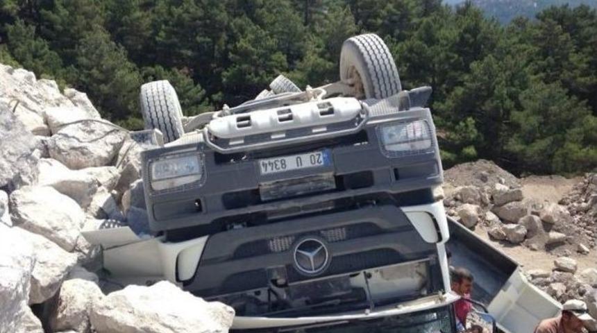 U&ccedil;uruma Yuvarlanan Kamyondan Sağ &Ccedil;ıktı
