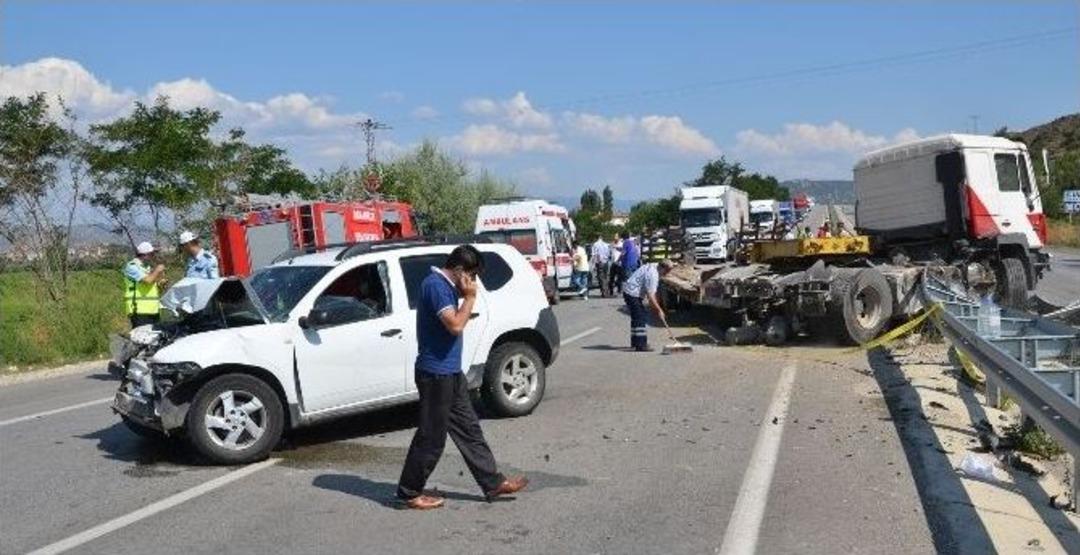 Freni Kilitlenen Tır Zincirleme Kazaya Neden Oldu: 7 Yaralı