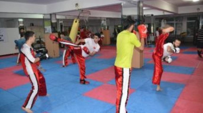 Kick Boks&ccedil;lar, T&uuml;rkiye Şampiyonasına İddialı Hazırlanıyor