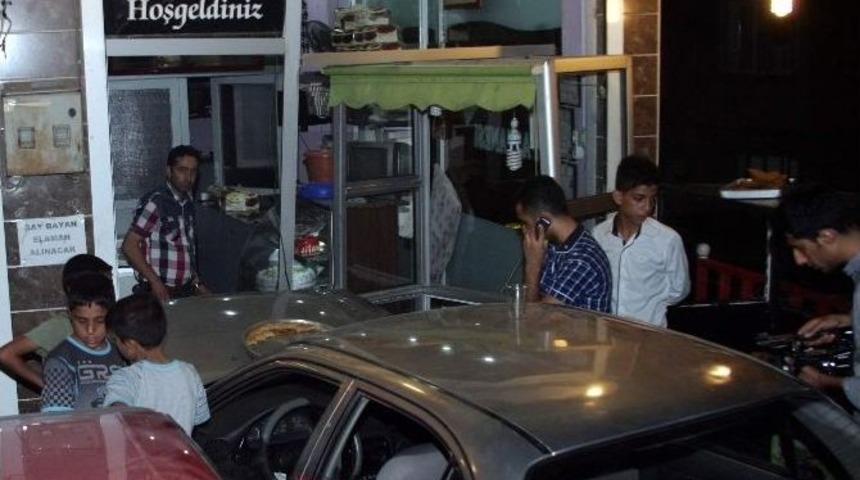 Kontrolden &Ccedil;ıkan Otomobil Baklava Vitrinine Daldı