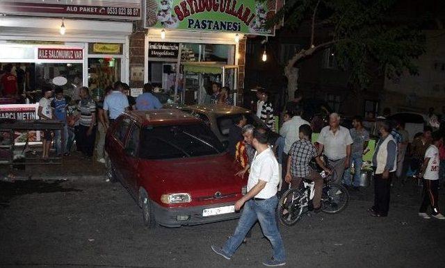 Kontrolden Çıkan Otomobil Baklava Vitrinine Daldı