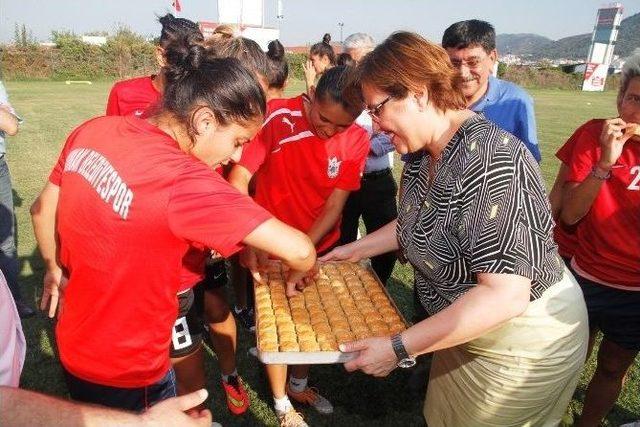 Konak'ın Şampiyon Kızları Moralli Gitti